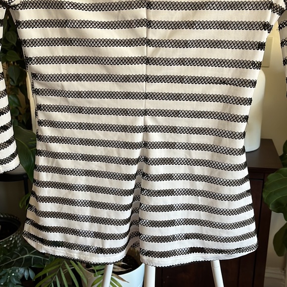 💖🤍🖤Guess White & Black Crochet Stripe Pattern Peplum Top-XS-EUC - Picture 4 of 14